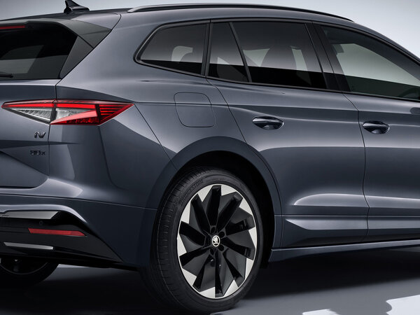 headerskodaenyaqivsportline-mobile