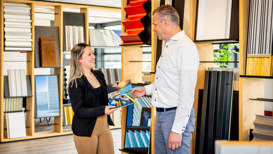 Simone staat naast klant - Slider