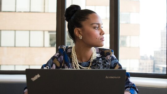 5. Vrouw achter laptop