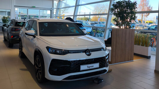 De Waal Veenendaal VW showroom