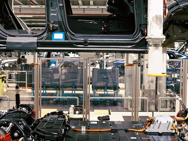 header q8 e-tron