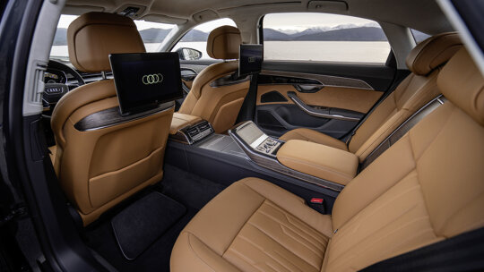 lederen interieur met led-schermen achterzitters