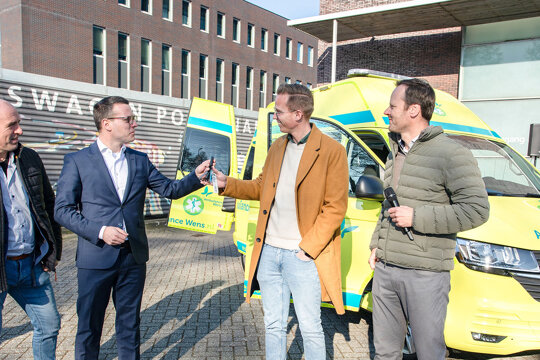 Aflevering Stichting Ambulance Wens hero mobiel