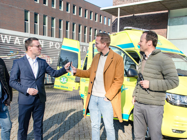 Aflevering Stichting Ambulance Wens hero mobiel