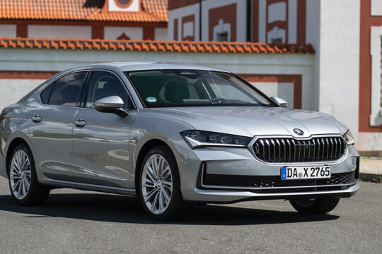 Skoda Superb hatchback hero mobiel