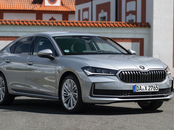 Skoda Superb hatchback hero mobiel