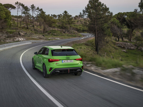 Vernieuwde Audi RS 3 hero mobiel