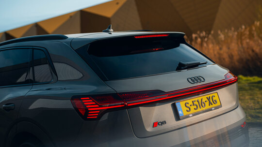 Zwart logo achterkant Audi Q8 e-tron