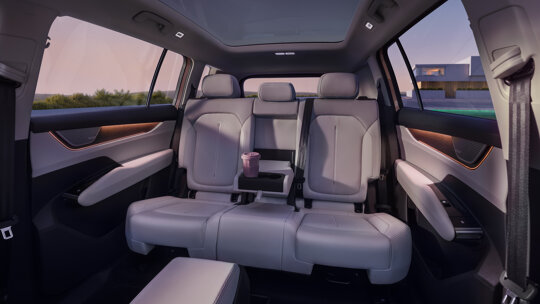 1920_peaq_054_rear_seats_armrest