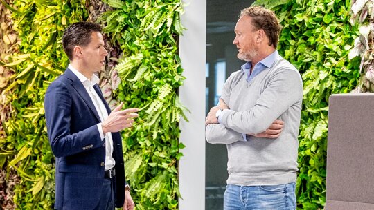 luc-en-klant-staan-te-praten