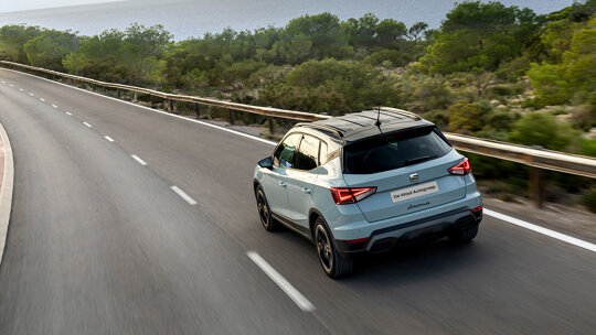 Rijdende SEAT Arona achterkant