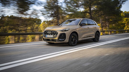 Audi Q5 linksvoor rijdend