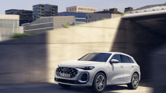 Audi Q5 SUV e-hybrid quattro 1
