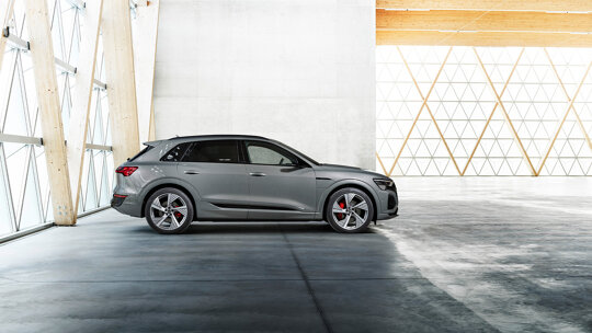 Audi Q8 e-tron-3 1700x956