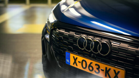 Zwart logo voorkant Q4 e-tron