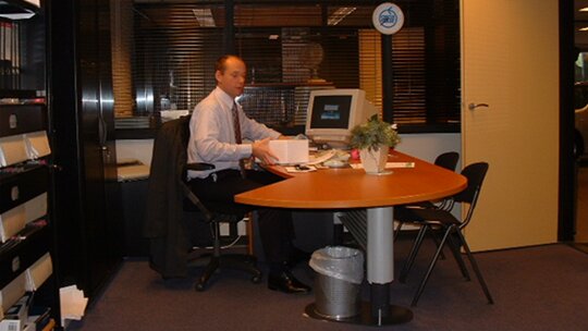 chris-achter-bureau