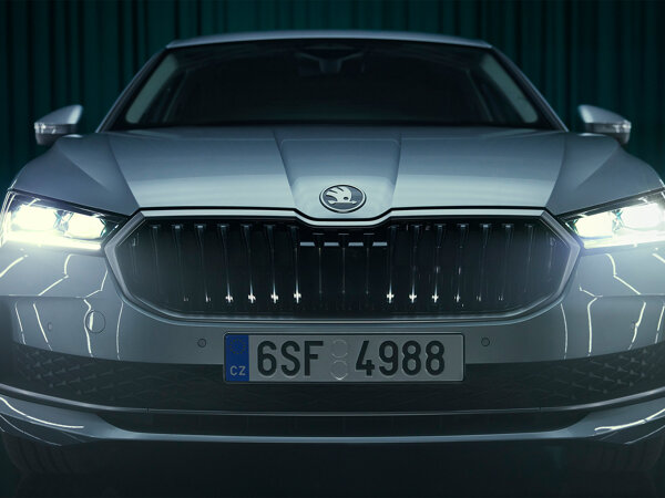superb-2023-reveal-lifestyle-limo-headlights2-hero desktop