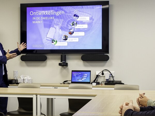 Arjan geeft presentatie mobiel