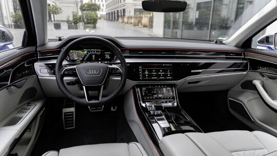 Interieur Audi A8 met infotainmentsysteem