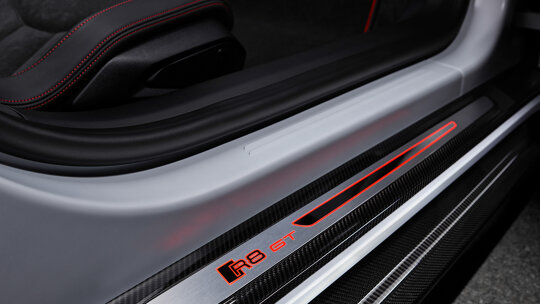 R8 logo