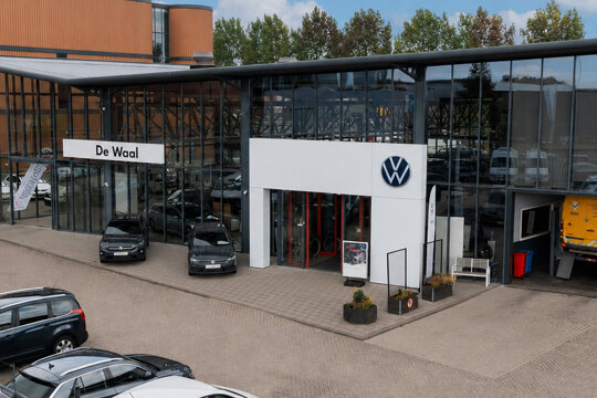 Volkswagen De Waal in Duiven showroom met alle nieuwe Volkswagen modellen