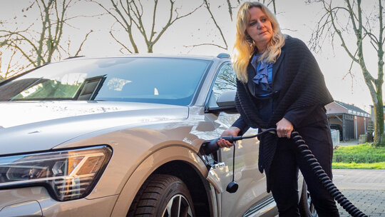 Kelly laadt thuis hero mobiel