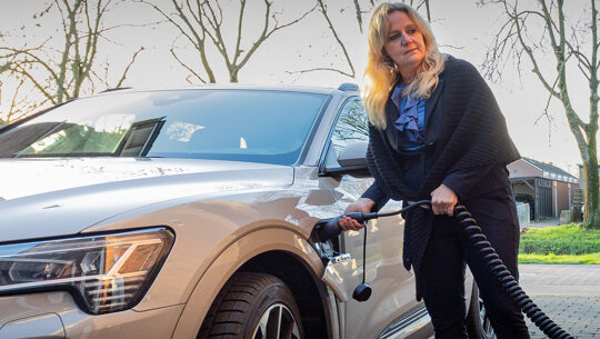 Kelly laadt thuis hero mobiel