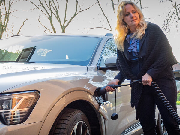 Kelly laadt thuis hero mobiel