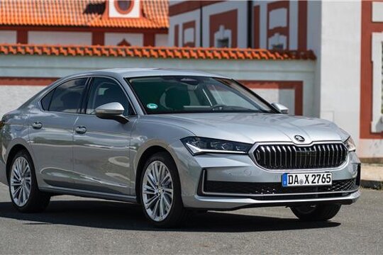 Skoda Superb hatchback hero mobiel