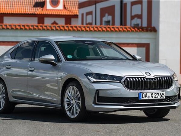 Skoda Superb hatchback hero mobiel