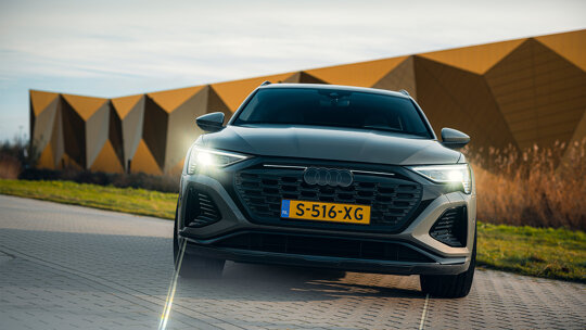 Zwart logo voorkant Q8 e-tron