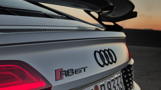 achterkant logo R8