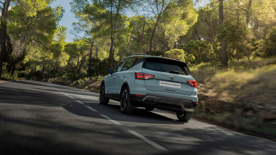 SEAT Arona door het bos