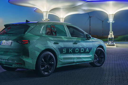 Skoda Elroq by night hero mobiel