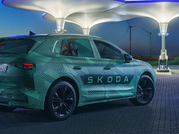 Skoda Elroq by night hero mobiel